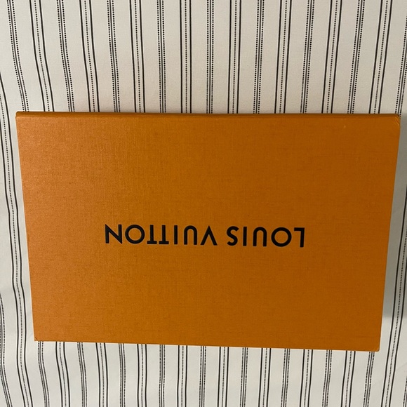 Louis Vuitton - Picture 7 of 7